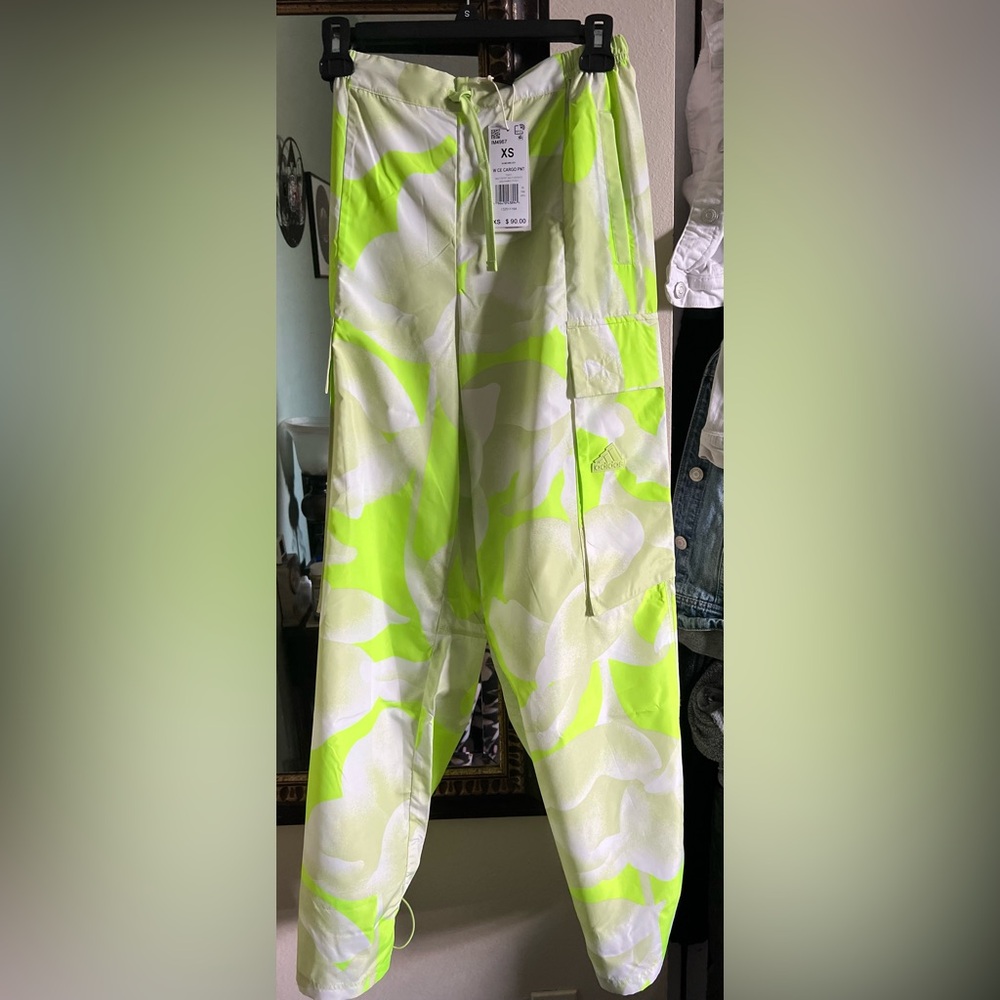 Nike Cargo Camo Pants. Greens/bright Gray New with tags size xsmall-small+shirtS